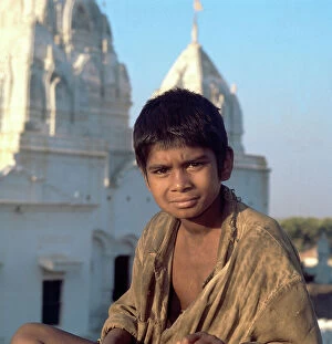 Images Dated 31st May 2007: A child in the temples of the holy city of Bodhgaya, state of Bihar
