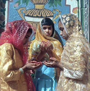 Images Dated 4th June 2007: Group of girls praying in the holy city of Ajmer, state of Rajasthan, India