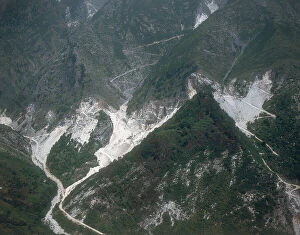 Images Dated 2nd January 2007: The marble quarries of Carrara
