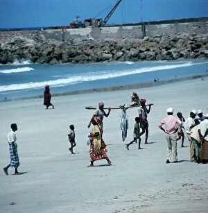 Mogadishu Collection: Mogadishu. The return of the fishermen to the beach