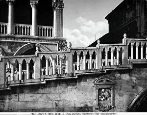 Images Dated 4th January 2013: Detail of the Ponte della Paglia in Venice