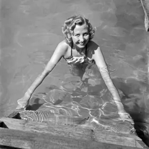 Woman In Swimsuit Prints: Freizeit