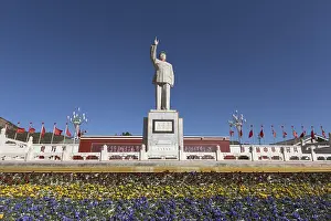 Chairman Mao Prints: Statue of Mao Tse-tung Print, Lijiang, China
