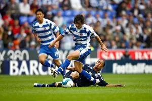 Images Dated 18th August 2007: Stephen Hunt rides a challenge from Steven Pienaar