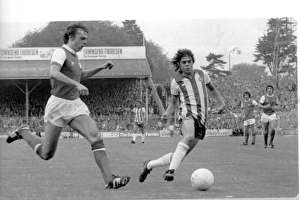 <b class=qtipBold><figcaption>Peter Ward v Arsenal 1979</figcaption></b><br><br><em>© Brighton And Hove Albion FC - All Rights Reserved</em> Peter Ward v Arsenal 1979