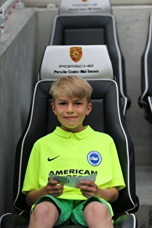 <b class=qtipBold><figcaption>Young Seagulls Open Training Session</figcaption></b><br>Young Seagulls Open Training Session 31st July 2015. Albion fans, prize winners<br><em>© ©Brighton and Hove Albion</em> Young Seagulls Open Training Session