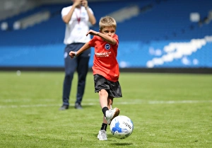 <b class=qtipBold><figcaption>Young Seagulls Open Training Session</figcaption></b><br>Young Seagulls Open Training Session 31st July 2015. Albion fans, penalty shootout with Capser Ankergren<br><em>© ©Brighton and Hove Albion</em> Young Seagulls Open Training Session